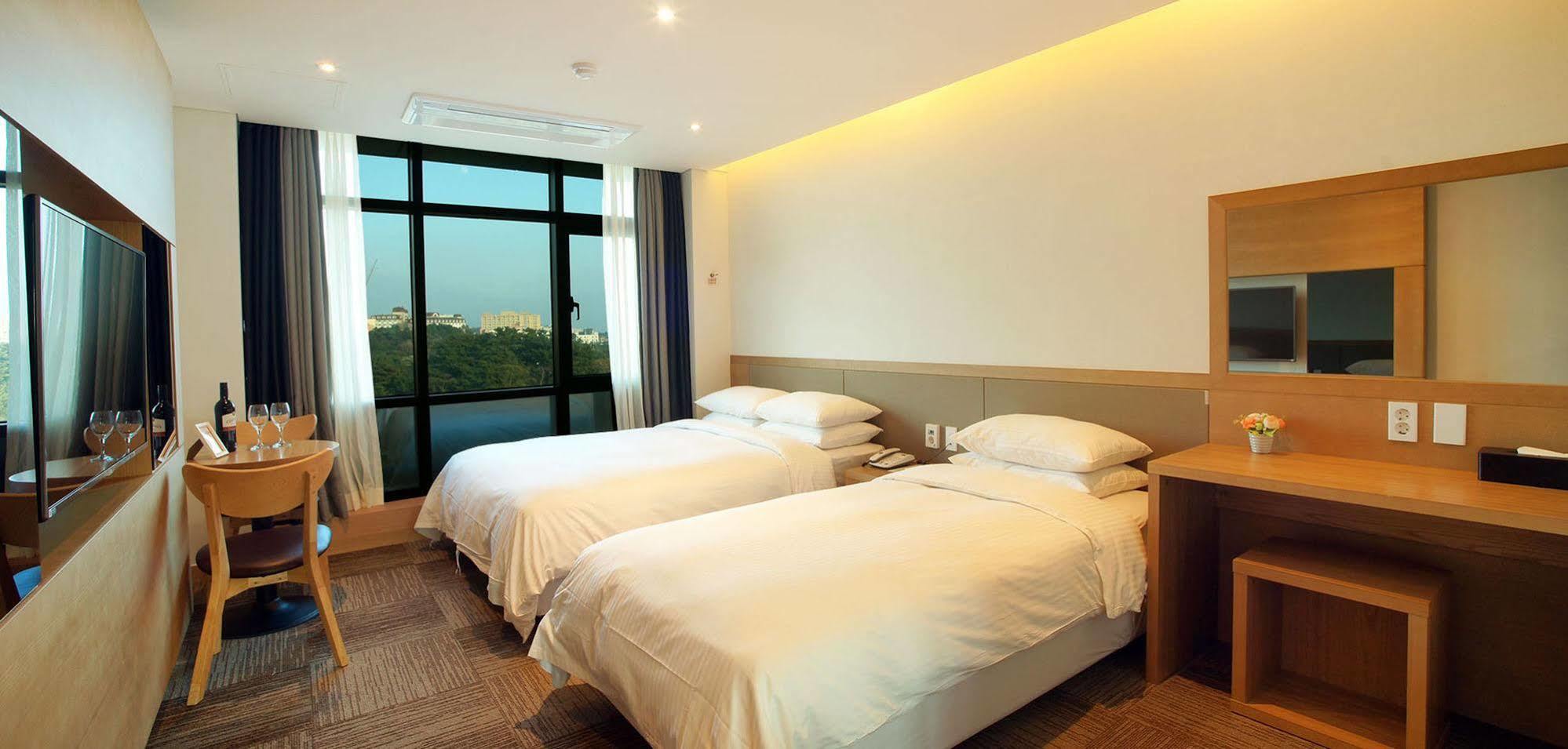 Jeju Poong Gyung Hotel Seogwipo Exterior photo